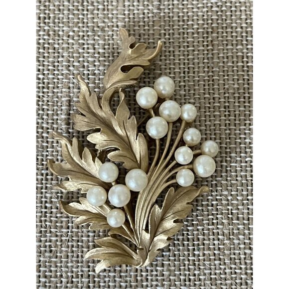 Vintage 1950s Trifari Gold Tone Faux Pearl Leaf Brooch Pin With Swirling Design - Picture 1 of 6